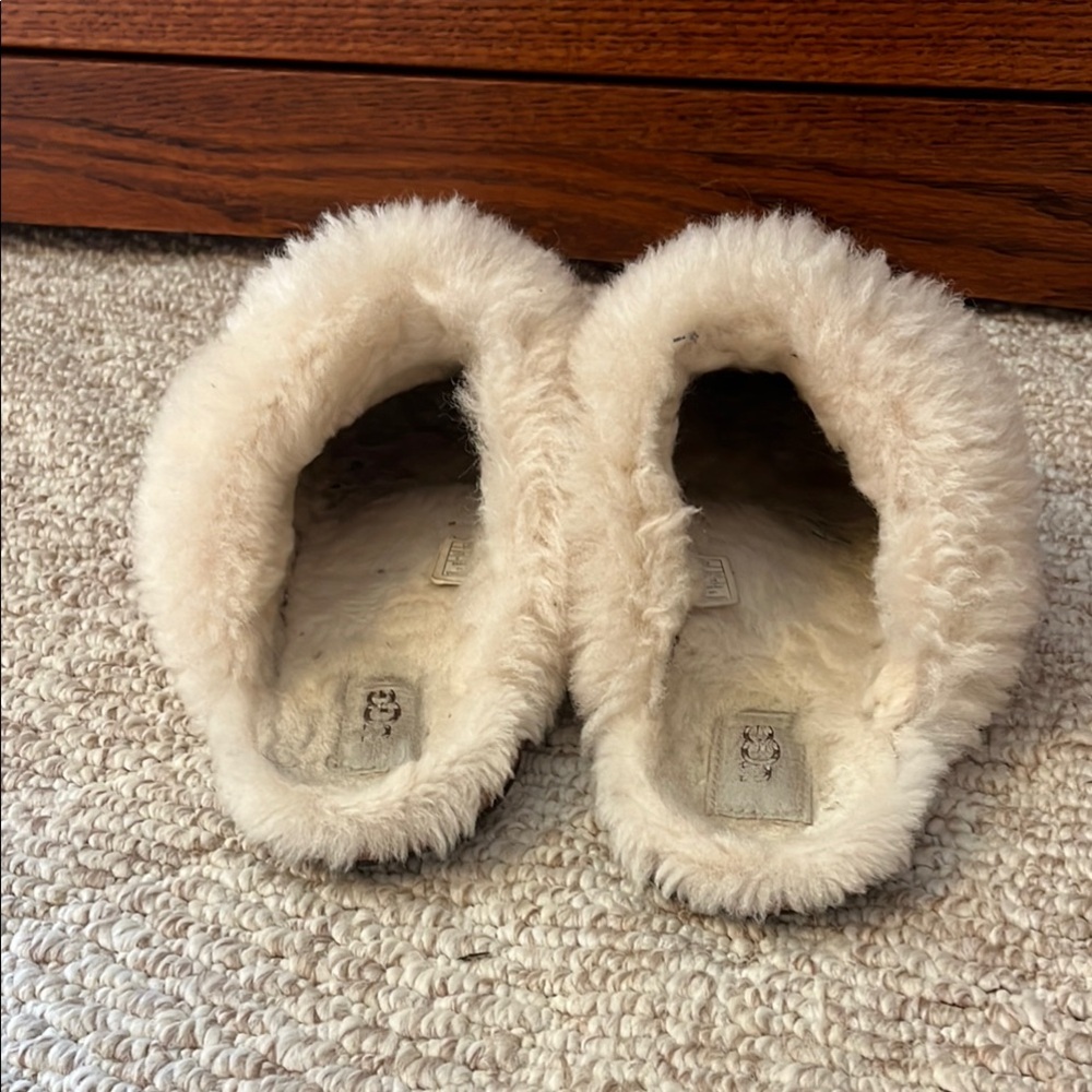 UGG Women's Tan Sheepskin Size 9 Slippers - Picture 2 of 8